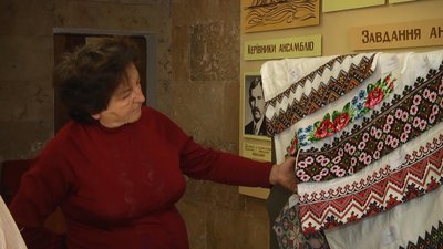 У Хмельницькому відкрилася виставка вишитого українського одягу