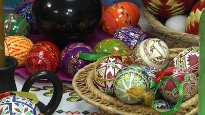 Житомирянка Ганна Івченко зібрала прадавні зразки символів, якими на Поліссі розписували писанки Житомирянка Ганна Івченко зібрала прадавні зразки символів, якими на Поліссі розписували писанки