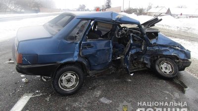 На Житомирщині зіткнулись дві автівки. Травми отримали двоє дорослих та двоє малолітніх дітей