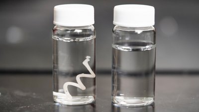 Науковці створили пластик, який цілком розчиняється у воді чи компості