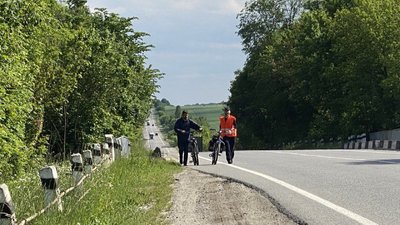 Четверо священників Тернопільщини проїхали на велосипедах 30 кілометрів, щоб відслужити молебень