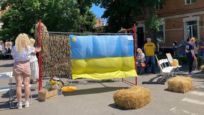 У Полтаві відбувся благодійний ярмарок, гроші з якого спрямують на ЗСУ У Полтаві відбувся благодійний ярмарок, гроші з якого спрямують на ЗСУ