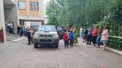 Учні та вчителі житомирського ліцею придбали авто для військових на передову Учні та вчителі житомирського ліцею придбали авто для військових на передову