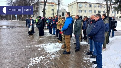 На центральному кладовищі Сум вшанували пам'ять захисників Донецького аеропорту На центральному кладовищі Сум вшанували пам'ять захисників Донецького аеропорту