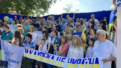"Зібралися, щоб нагадати світу про міста, які досі в окупації". Жителі Херсонщини відзначили в Одесі день Нової Каховки "Зібралися, щоб нагадати світу про міста, які досі в окупації". Жителі Херсонщини відзначили в Одесі день Нової Каховки