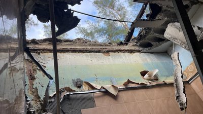 Зруйнована покрівля у будівлі рятувальної частини у Святогірську 6 жовтня Зруйнована покрівля у будівлі рятувальної частини у Святогірську 6 жовтня