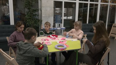 З пряжі та підручних матеріалів: у Черкасах дітей навчали виготовляти різдвяні віночки