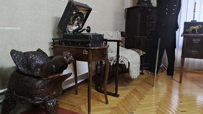 Колекція старовинних речей, зібраних у Хмельницькому обласному краєзнавчому музеї. Серед них і ваза ручної роботи у вигляді кабана. Фото: Наталія Мовчан Колекція старовинних речей, зібраних у Хмельницькому обласному краєзнавчому музеї. Серед них і ваза ручної роботи у вигляді кабана. Фото: Наталія Мовчан
