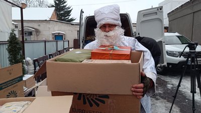 Водій мікроавтобуса в образі Святого Миколая повезе подарунки військовим, 11 грудня 2023. Фото: Суспільне Хмельницький.