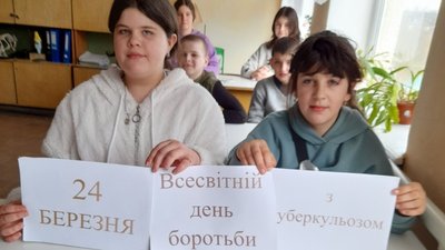 Учасники просвітницької акції у школі Учасники просвітницької акції у школі