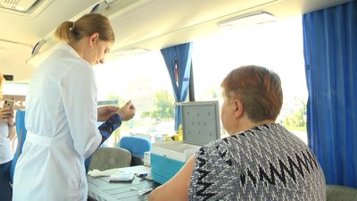 На медичному пікніку жінці зробили бустерну дозу проти COVID-19, 27 вересня 2023, Деражня На медичному пікніку жінці зробили бустерну дозу проти COVID-19, 27 вересня 2023, Деражня