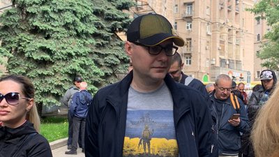 Укрпошта починає продаж нової марки із російським військовим кораблем. Під Головпоштамтом від ранку черга Укрпошта починає продаж нової марки із російським військовим кораблем. Під Головпоштамтом від ранку черга
