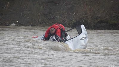 У селі на Закарпатті автомобіль з'їхав у річку. Водія шукають рятувальники