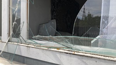 Вибиті обстрілами шибки