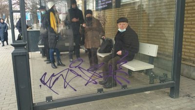 Просять упізнати хлопців, які розмалювали в центрі Луцька "розумну" зупинку