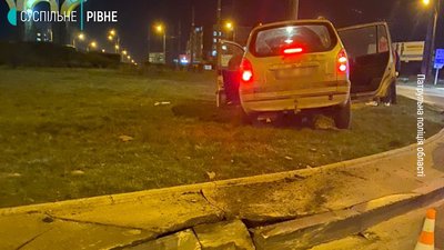 У Рівному п'яний водій вилетів на “Луцьке кільце” У Рівному п'яний водій вилетів на “Луцьке кільце”