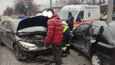 ДТП у Черкасах: ушпиталили 15-річну дівчину та її маму ДТП у Черкасах: ушпиталили 15-річну дівчину та її маму