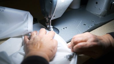 Для снайперів та розвідників: вінничанка шиє маскувальні костюми Для снайперів та розвідників: вінничанка шиє маскувальні костюми