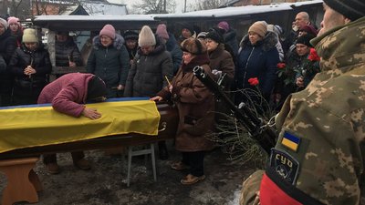 У Битиці Сумського району провели в останню путь бойового медика Артема Хурсенка У Битиці Сумського району провели в останню путь бойового медика Артема Хурсенка