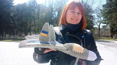 Майстриня з Тернопільщини зробила паперовий макет літака для "Привида Києва" Майстриня з Тернопільщини зробила паперовий макет літака для "Привида Києва"