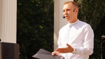 У Дніпрі день Конституції відзначили масовим диктантом просто неба. Фоторепортаж У Дніпрі день Конституції відзначили масовим диктантом просто неба. Фоторепортаж