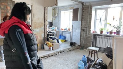 П'ятий місяць без електрики: як живуть після підриву Каховської ГЕС мешканці п'яти багатоповерхівок Херсона П'ятий місяць без електрики: як живуть після підриву Каховської ГЕС мешканці п'яти багатоповерхівок Херсона