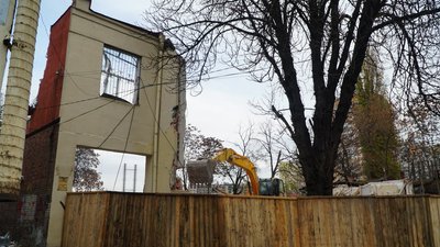 На Успенській площі у Дніпрі знесли історичну будівлю