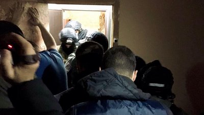 На Буковині затримали групу людей, яка продавала зброю – поліція