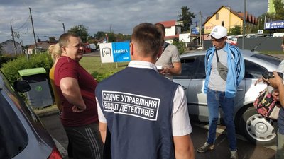 На Івано-Франківщині поліцейські затримали трьох людей, які підробляли документи На Івано-Франківщині поліцейські затримали трьох людей, які підробляли документи