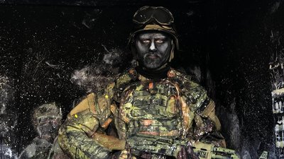 У Франківську актори мім-театру перевтілилися у воїнів від часів Київської Русі до сучасної України