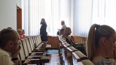 Священники УПЦ МП покидають залу Рівнеоблради Священники УПЦ МП покидають залу Рівнеоблради