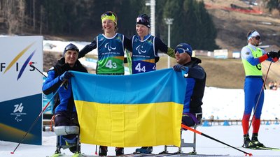 Збірна України з паралижних перегонів на Паралімпіаді-2026 святкує "срібло" на фоні росіян