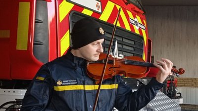 Тернопільський рятувальник грає українські пісні, щоб підняти патріотичний дух Тернопільський рятувальник грає українські пісні, щоб підняти патріотичний дух