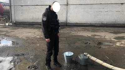 Лили через шланг: на Рівненщині зупинили незаконне виробництво спирту – ДФС Лили через шланг: на Рівненщині зупинили незаконне виробництво спирту – ДФС