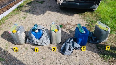 На Івано-Франківщині поліцейські затримали машиніста, який продав приблизно 100 л палива з потяга
