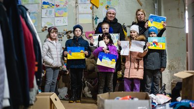 Школярі Дніпра приносять малюнки та речі до волонтерського пункту Шевченківського району