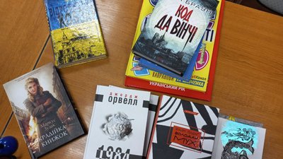 У Житомирі благодійна акція "Подаруй книжку захиснику України" триває У Житомирі благодійна акція "Подаруй книжку захиснику України" триває