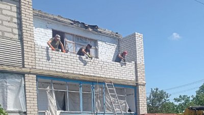 Будівельники відновлюють зруйнований балкон у багатоквартирному будинку. Високопілля Херсонська область. Будівельники відновлюють зруйнований балкон у багатоквартирному будинку. Високопілля Херсонська область.
