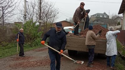 На Тернопільщині медики ремонтували дорогу до лікарні На Тернопільщині медики ремонтували дорогу до лікарні
