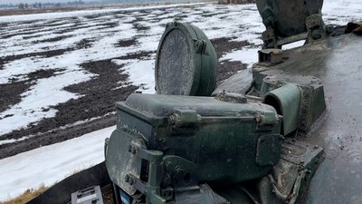"Буде бити ворога" – затрофеїний російський танк Т-62 обороняє прикордоння Сумщини "Буде бити ворога" – затрофеїний російський танк Т-62 обороняє прикордоння Сумщини