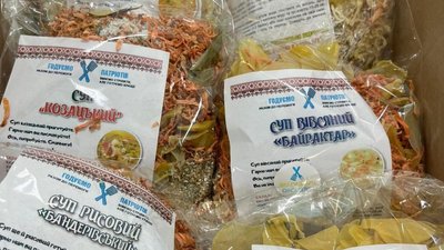 "Годуємо патріотів". Триста кропивничан сушать овочі і зелень для сухих супів і борщів