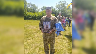 На Чернігівщині попрощалися з солдатом Ігорем Бондаренком, який загинув під час виконання бойового завдання на Донеччині