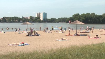 У Хмельницькому купатися можна лише на міському пляжі. Фото: Суспільне. Поділля. У Хмельницькому купатися можна лише на міському пляжі. Фото: Суспільне. Поділля.