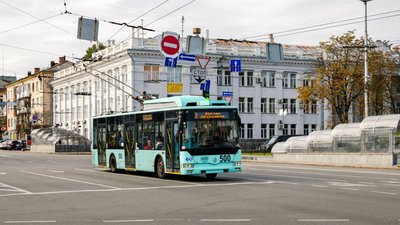 Автобуси у Чернігові: тимчасово не курсують тролейбуси, на 2 маршрутах працюють автобуси
