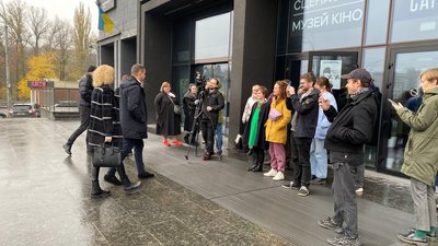 "Це не ваше робоче місце": як команда "Довженко-Центру" не пустила Юлію Каждан до будівлі "Це не ваше робоче місце": як команда "Довженко-Центру" не пустила Юлію Каждан до будівлі