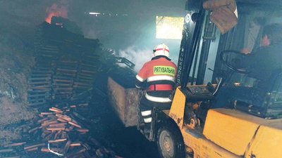 На Закарпатті горів цех лісохімкомбінату На Закарпатті горів цех лісохімкомбінату