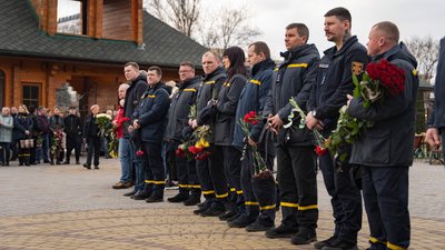 У Дніпрі прощаються з речницею ДСНС Євгенією Дудкою, яка отримала поранення під час ракетного удару У Дніпрі прощаються з речницею ДСНС Євгенією Дудкою, яка отримала поранення під час ракетного удару