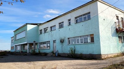 Лишились менше половини людей. Життя у селищі Новодмитрівка на Донеччині: репортаж