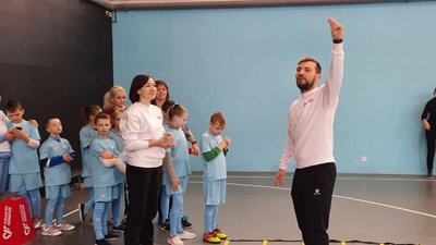 У Кропивницькому футболіст-паралімпієць вчив дітей з інвалідністю грати у футбол. Як це було