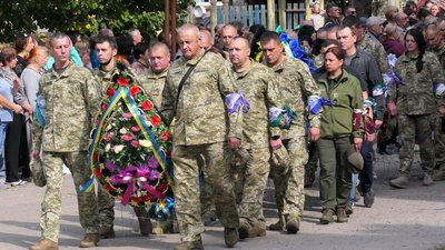 У Свесі на Сумщині попрощались з 35-річним військовим Станіславом Раєм У Свесі на Сумщині попрощались з 35-річним військовим Станіславом Раєм